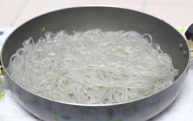 Món Miến Xào: Bí Quyết Xào Miến Không Bị Dính Tuyệt Ngon