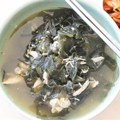 Canh gà nấu rong biển