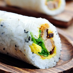 Cơm cuộn trứng chả