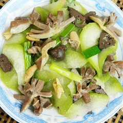 Lòng gà xào bí đao