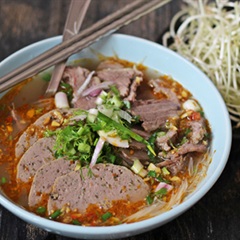 Tự nấu bún bò Huế
