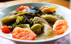 Canh dưa chua nấu cá trê