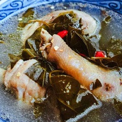 Canh gà nấu lá giang