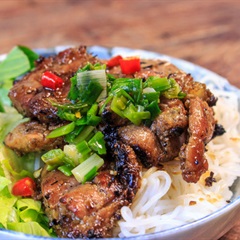 Bún thịt nướng than