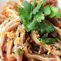 Tai heo trộn nước tương