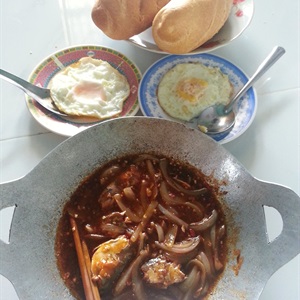 Bánh mì ốp la cá mòi