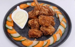 Gà chiên giòn chấm tương ớt cay