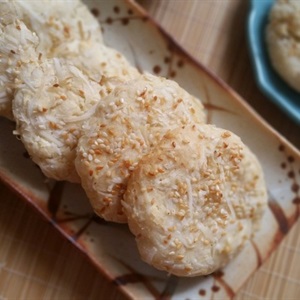 Bánh khoai mì tẩm mè nướng