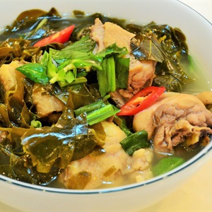 Canh gà lá giang chua béo