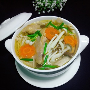 Canh gà nấu nấm