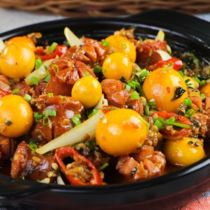 Xúc xích bò BBQ trứng non cháy tỏi