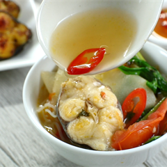 Lẩu cá lăng nấu măng chua và cá lăng chiên giòn