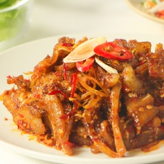 Tai heo xào sả ớt