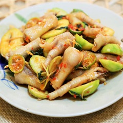 Chân gà trộn cóc xoài non