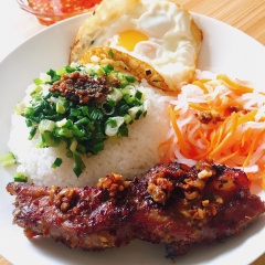 Cơm tấm sườn que ốp la