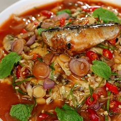 Trứng chiên cá hộp sốt Thái