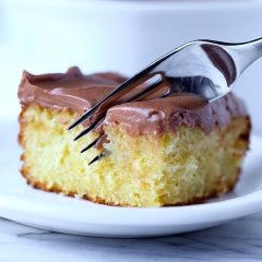 Bánh bông lan sữa chua phủ chocolate