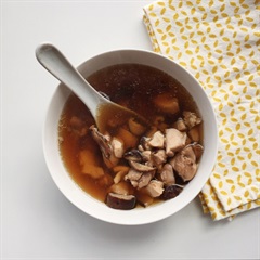 Canh gà nấu nấm hương