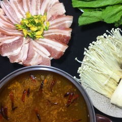 Lẩu sườn cay Tứ Xuyên