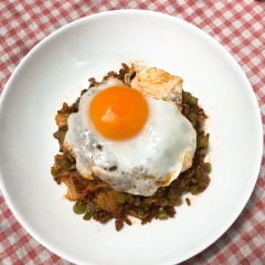 Cơm gạo lứt chiên kimchi thịt băm đậu que