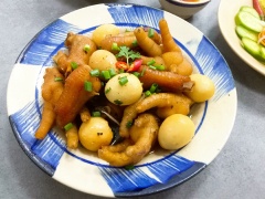 Chân gà kho trứng cút