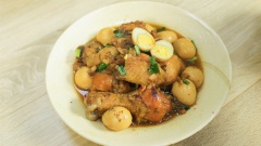 Gà kho trứng cút nước dừa