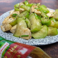 Ức gà xào mướp