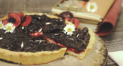 Bánh tart trứng mứt cherry