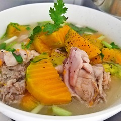 Canh gà nấu bí đỏ