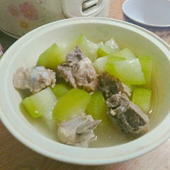 Canh bí xanh hầm xương