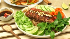 Salad phở bò nướng ngũ vị