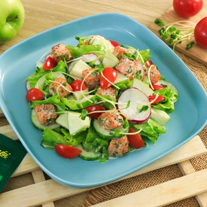 Salad táo cá hồi sốt sữa chua